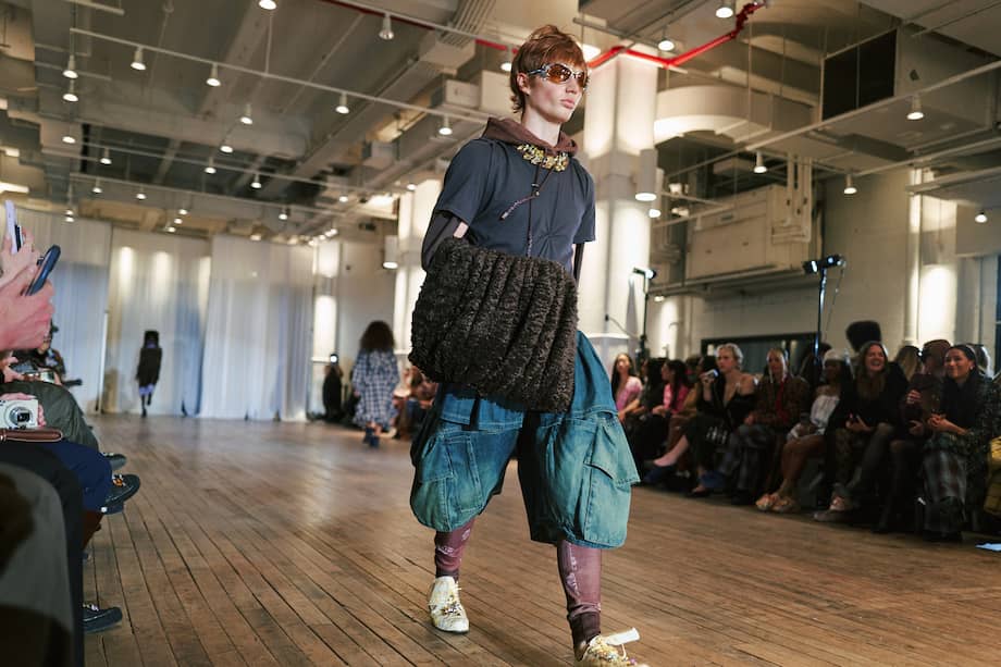 Las modelos lucen los diseños de la colección Otoño 2026 de Collina Strada, presentada en Nueva York el 11 de febrero de 2026. / Simbarashe Cha/The New York Times