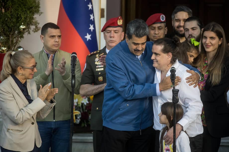 Fotografía de archivo 20 de diciembre de 2023 del presidente de Venezuela, Nicolás Maduro (c), abrazando al empresario colombiano Alex Saab, en el Palacio de Miraflores en Caracas (Venezuela).