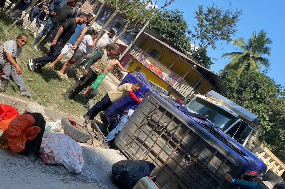 Tres mujeres y un hombre resultaron heridos en el accidente.