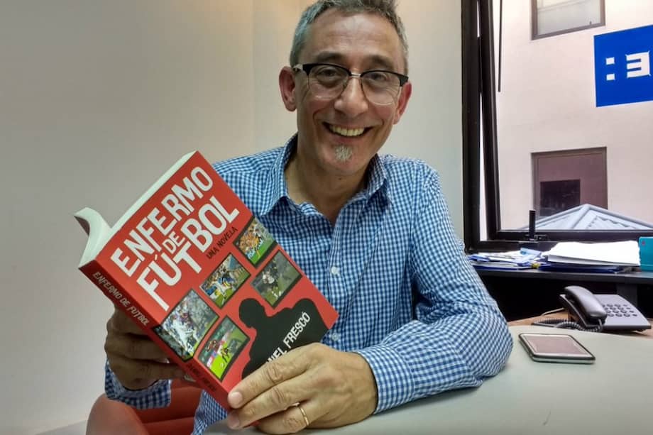 El periodista argentino Daniel Frescó posa con su nueva novela: 'Enfermo de fútbol'. / EFE