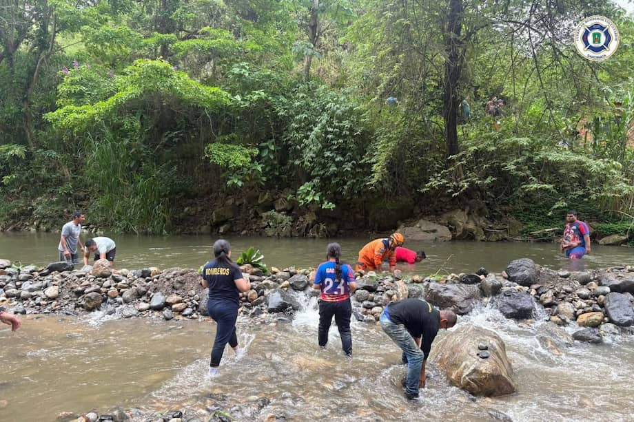 La desaparición de la joven se dio luego de que se lanzó a la quebrada.