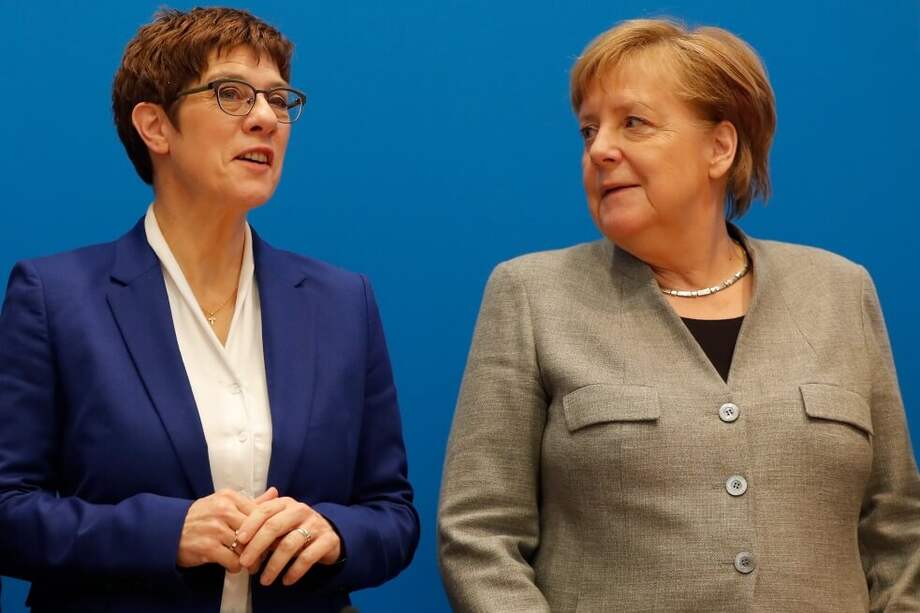 Annegret Kramp-Karrenbauer junto a la actual canciller alemana, Angela Merkel. / AFP