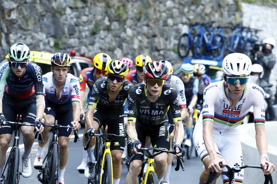 Tadej Pogacar (der) junto a Jonas Vingegaard durante la séptima etapa del Tour de Francia 2026.