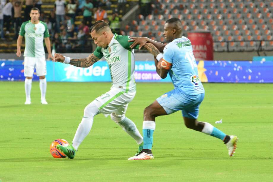 El atacante Dayro Moreno (i) anotó dos de los goles de Nacional, este sábado, en Medellín. / @nacionaloficial