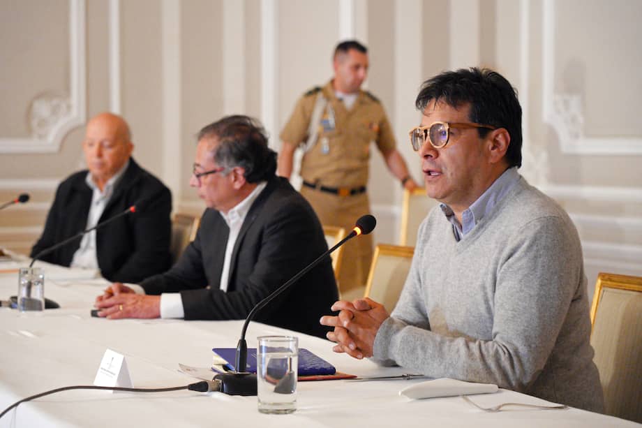 El viernes pasado hubo reunión de emergencia en el Palacio de Nariño para revisar los diálogos de paz con el Eln. El Alto Comisionado para la Paz, Danilo Rueda (d) durante su intervención junto al presidente de Colombia, Gustavo Petro (C) y el jefe del equipo negociador de paz del Gobierno, Otty Patiño. El cese al fuego será la pieza clave del Gobierno colombiano para continuar negociando la paz con esa guerrilla, cuya voluntad de paz quedó en entredicho tras el asesinato de los militares en la región del Catatumbo.