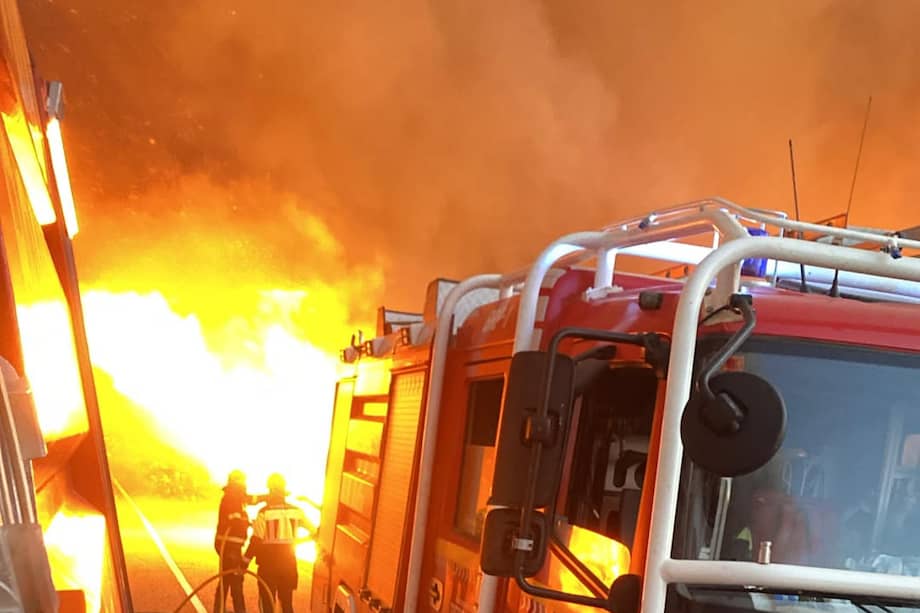 Medios del Consorcio Provincial de Extinción de Incendios de la Diputación de Zamora trabajan frente a las llamas del incendio forestal de Rábano de Aliste (Zamora).