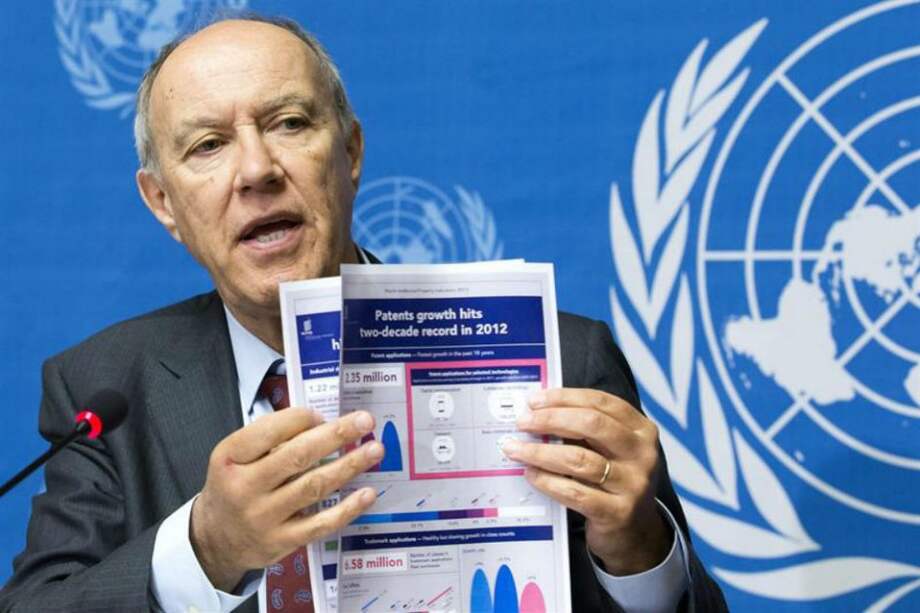 El director general de la Organización Mundial de la Propiedad Intelectual (OMPI), Francis Gurry, ofrece una rueda de prensa en la sede europea de las Naciones Unidas, en Ginebra (Suiza), en la que señaló que las solicitudes de patentes aumentaron en 2012 un 9,2 % respecto al año anterior, el mayor crecimiento en dos décadas, hasta 2,35 millones, una cifra que supera los niveles registrados antes del estallido de la crisis económica a finales de 2008.