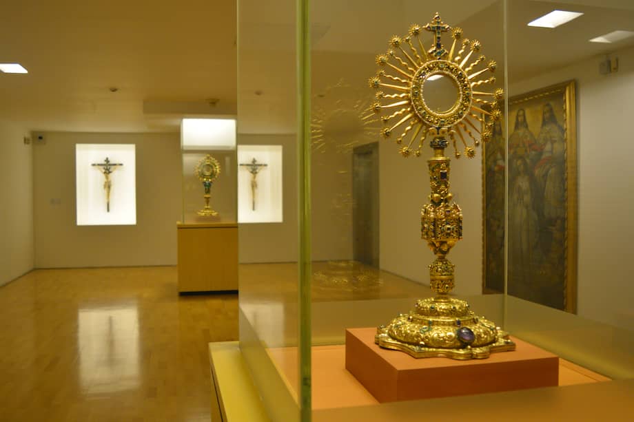 El Museo de Arte Miguel Urrutia, del Banco de la República, expone custodias coloniales como "La Lechuga" (al fondo), que protegen dentro de una bóveda de seguridad.