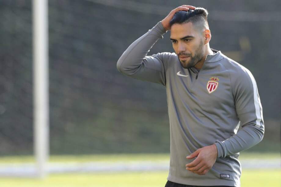 El delantero colombiano Radamel Falcao García, durante un entrenamiento de esta semana con el Mónaco, previo al duelo de Champions. / AFP