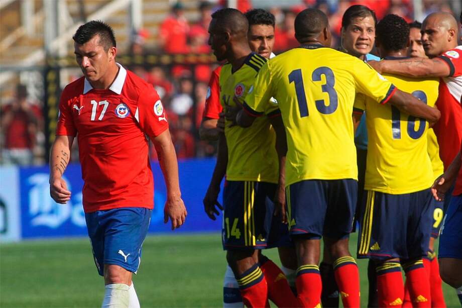 Gary Medel abandonó el partido por la 'puerta de atrás' / EFE