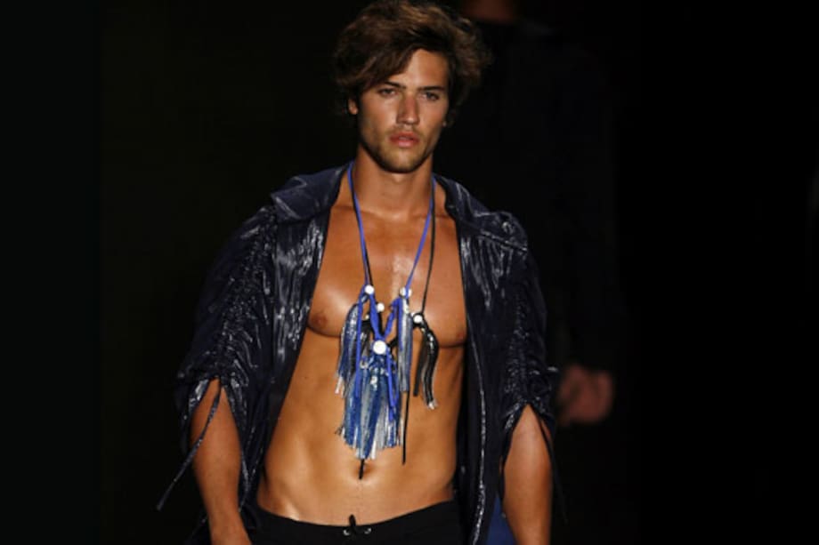 Moda masculina marcada por faldas y transparencias