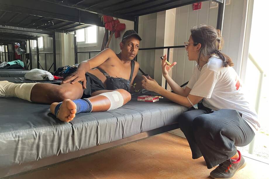 José Rafael Cumare, migrante venezolano, se quebró el talón durante su travesía a través del Darién.