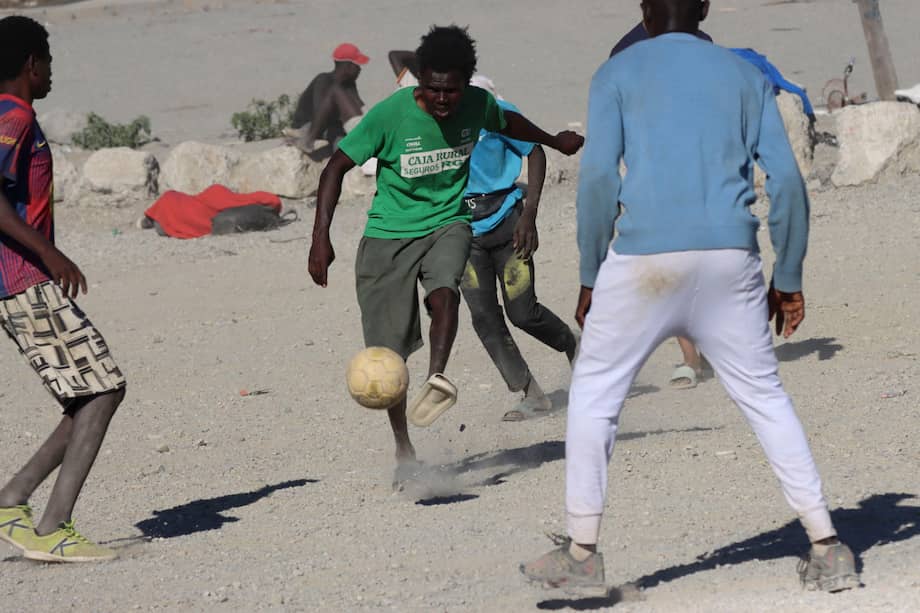 Migrantes permanecen en la playa ‘El Trampolín’ de Ceuta mientras la frontera del Tarajal con Marruecos recupera la calma tras la crisis migratoria.