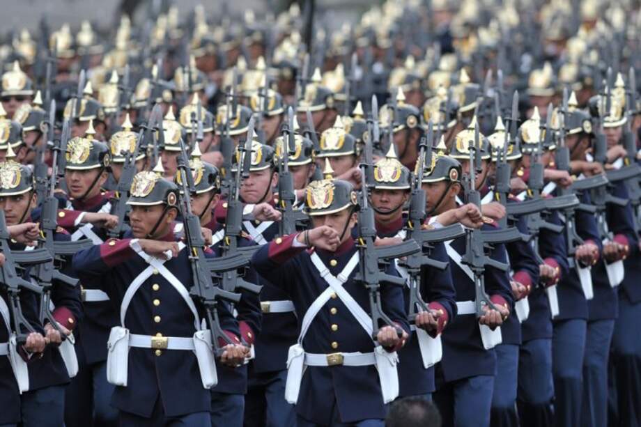 Desde un costado de la Avenida 68 de Bogotá, Duque observó el desfile acompañado de la primera dama, María Juliana Ruiz; la vicepresidenta, Marta Lucía Ramírez; el ministro de Defensa, Guillermo Botero, y la cúpula militar. / Presidencia