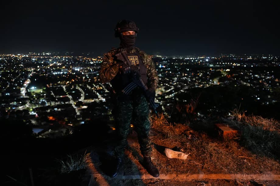 Un integrante de la unidad especial Gaula del Ejército, durante operativos de seguridad previo a la posesión del presidente Abelardo de la Espriella en Cali.