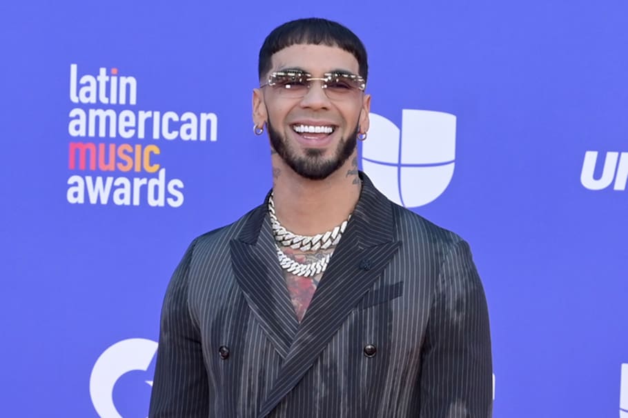 “Hace como 20 días amaba a Karol G”, dicen los internautas, luego que Anuel presumiera a su nueva novia Laury Saavedra, de la que se mostró muy enamorado.