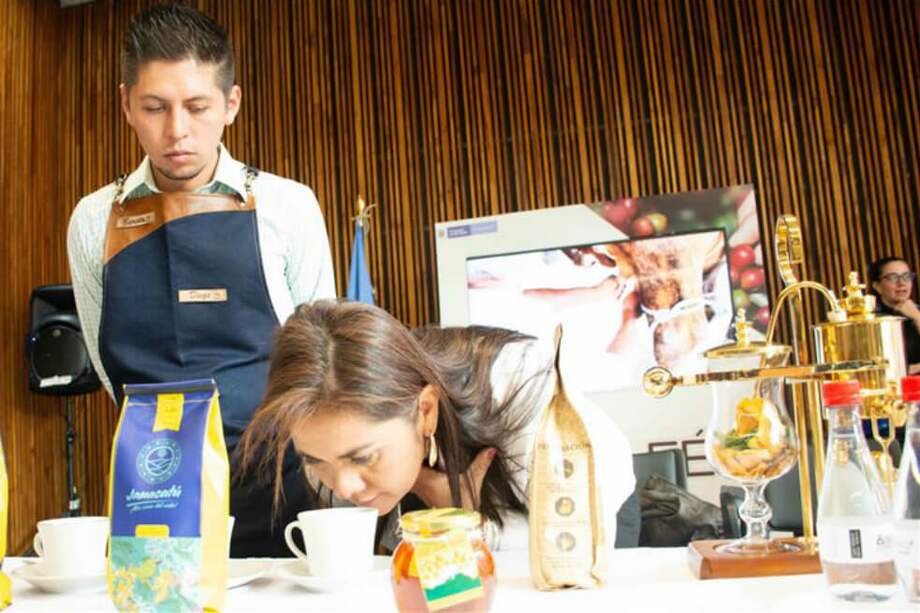 Víctimas de la violencia en Colombia dieron a conocer sus proyectos productivos en una cata de café en Bogotá, Colombia, el 29 de abril de 2019. / Agencia Anadolu