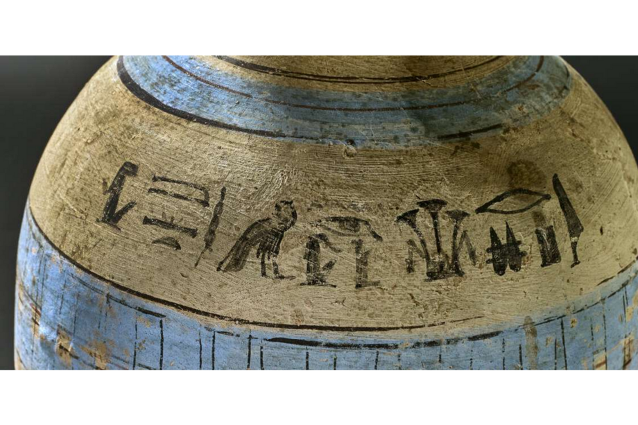 Alrededor de 1700, tras la aparición de las botellas de vidrio, el diseño de etiquetas alzó vuelo.