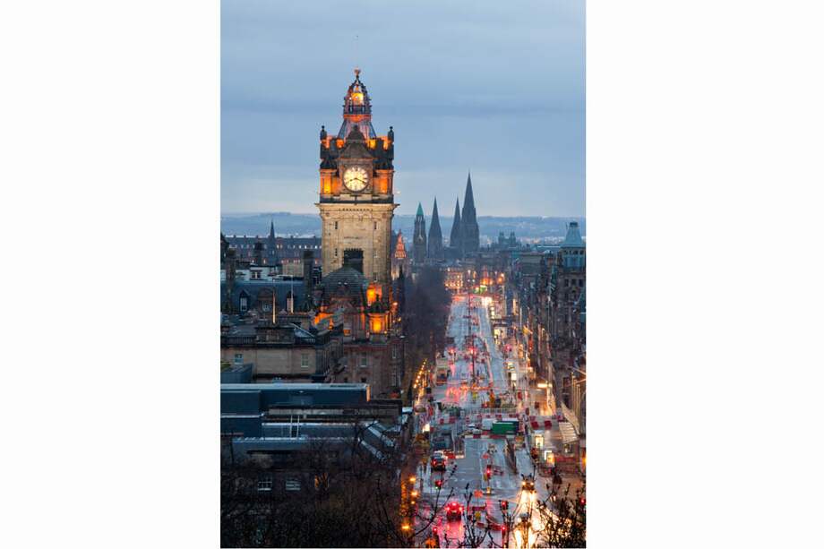 Panorámica de Edimburgo, una urbe que cautiva con su arquitectura y espíritu medieval.