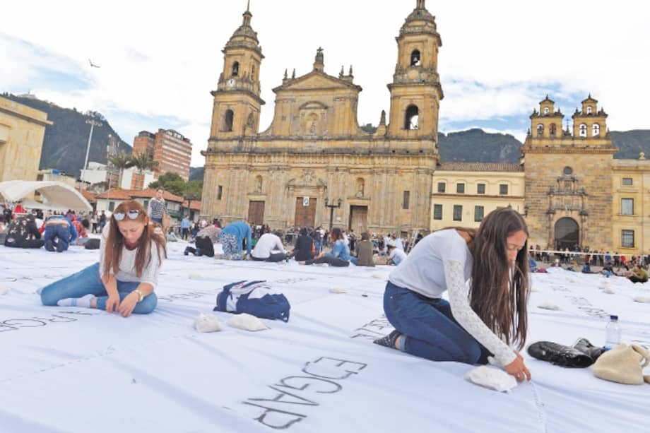 Un momento para la construcción de la tela para recordar a las víctimas./ Jhonatan Ramos
