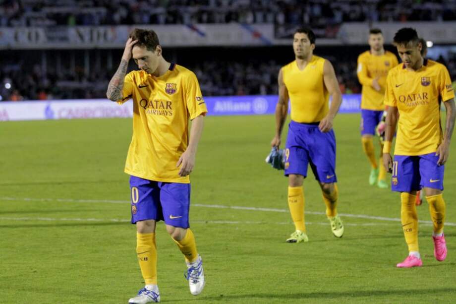 Leo Messi (i), seguido por Luis Suárez (c) y Neymar (d), al final del partido frente al Celta. Foto: EFE
