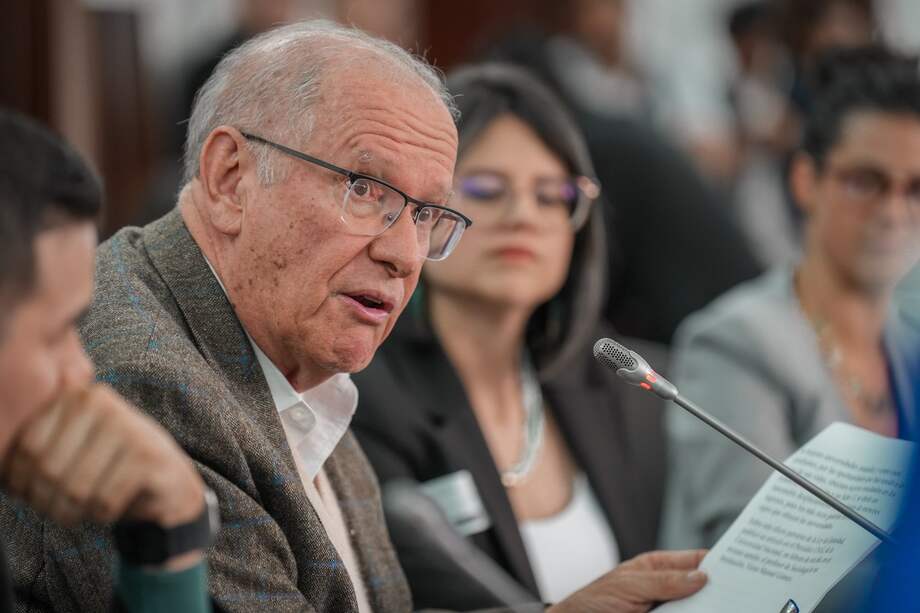 Piedrahita participó activamente en la construcción de políticas públicas del sector educativo.