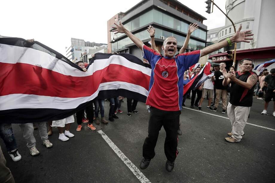 Cientos de costarricenses se manifiestan hoy en un parque en el centro de San José contra el ingreso de nicaragüenses que piden refugio. / EFE
