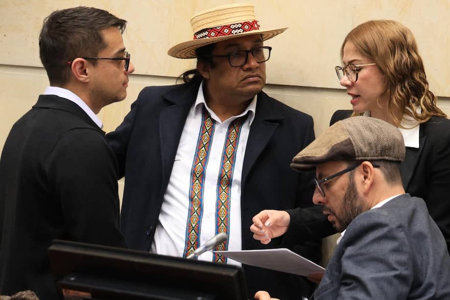 El ministro de la Igualdad, Luis Acosta, junto con los representantes Catherine Juvinao (Alianza Verde) y Gabriel Becerra (Pacto Histórico).