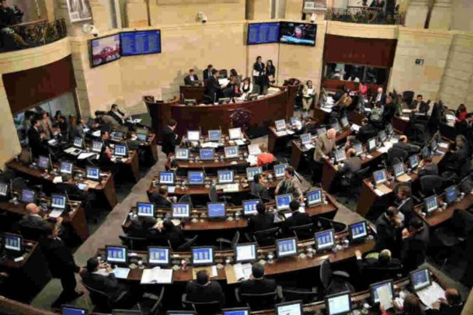 A senadores que no asistan a las plenarias se les descontará $800 mil