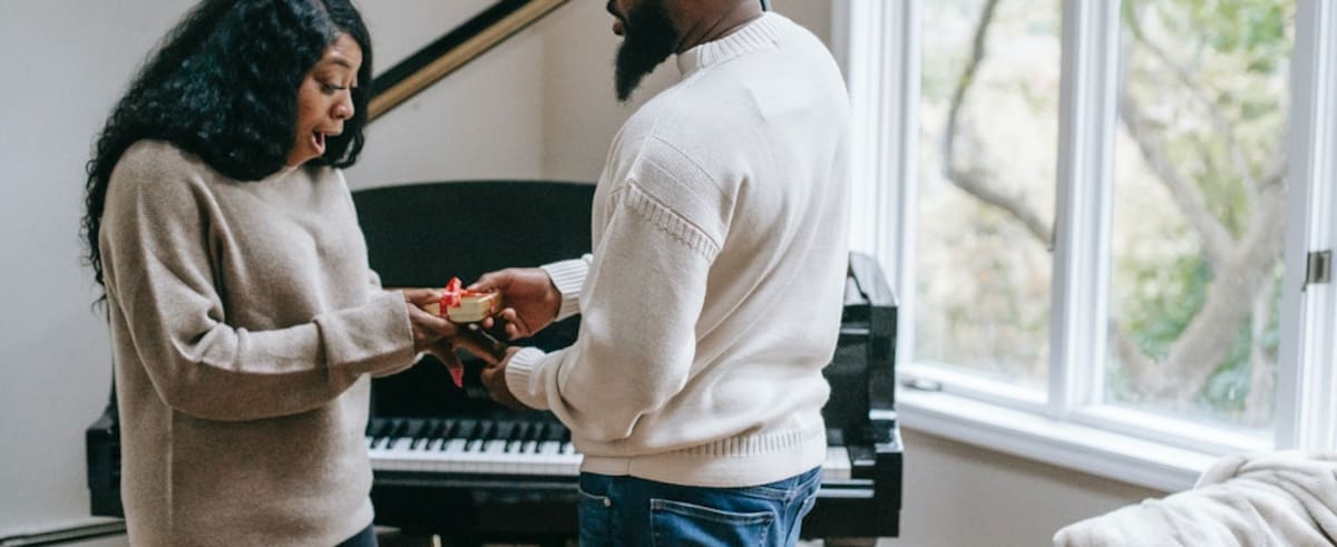 Leo:
Si bien los Leo son vanidosos y egocéntricos, sin embargo, no son egoístas. Por el contrario, son personas muy generosas que no escatiman en gastos o tiempo para apoyar a los demás. No dudan en ningún momento el ayudar a quien lo necesite y les encanta llenar de obsequios a sus seres queridos.
Los Leo procuran que sus amigos y familiares siempre estén bien, por lo que se toman muy en serio el papel de protectores. Ante cualquier pedido de apoyo, las personas nacidas bajo este signo serán las primeras en ofrecer lo que sea que se requiera.