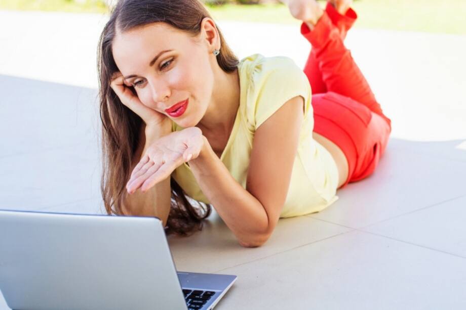 Mujer enviando un beso por computador