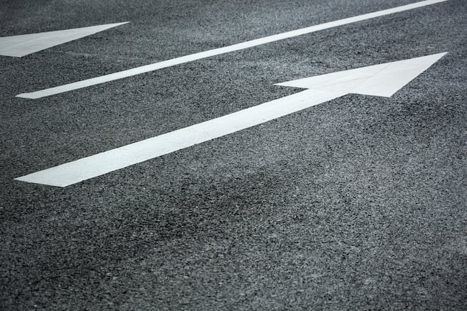 ¿Qué significan las flechas blancas pintadas en el suelo y qué hacer al verlas?
