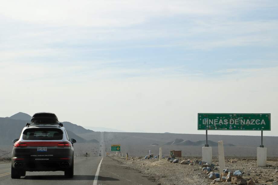 Además de pilotos, el trío mexicano hace las veces de camarógrafos, mecánicos y lavacarros durante el viaje. / Cortesía