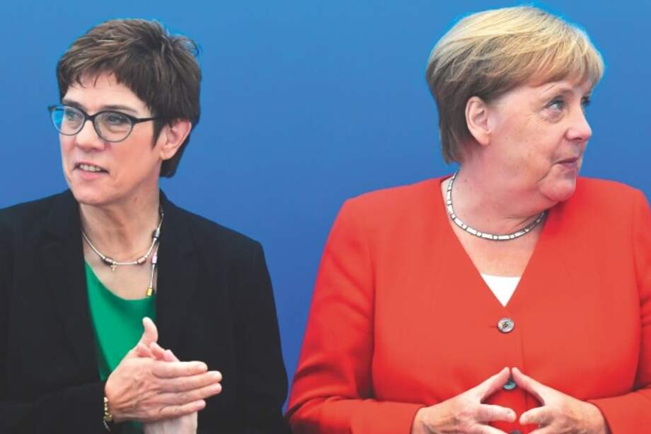 Annegret Kramp-Karrenbauer (izq.) era la elegida por Ángela Merkel (der.) como su sucesora en el CDU. / AFP