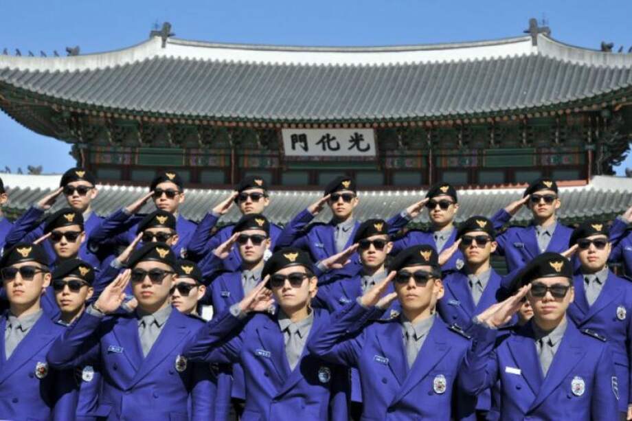 Policía de Corea del Sur estrena look al estilo 'Gangnam Style'