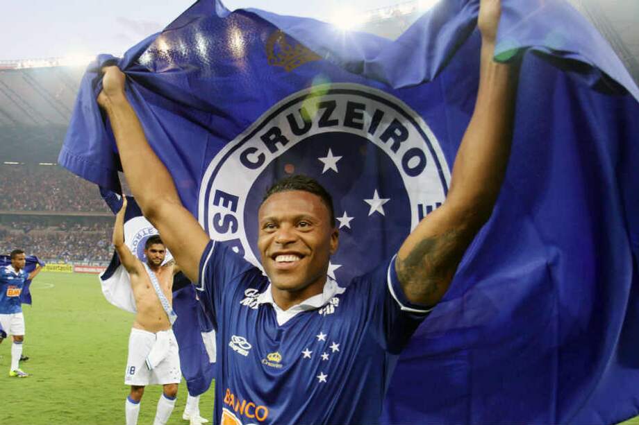 Julio Baptista celebra el título del Cruzeiro, que parecía campeón desde el pasado domingo. / EFE