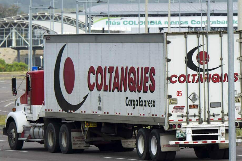 Un camión cargado con ayuda humanitaria se dirige al Puente de Tienditas ubicado en el borde entre Cúcuta (Colombia) y Táchira (Venezuela). / AFP
