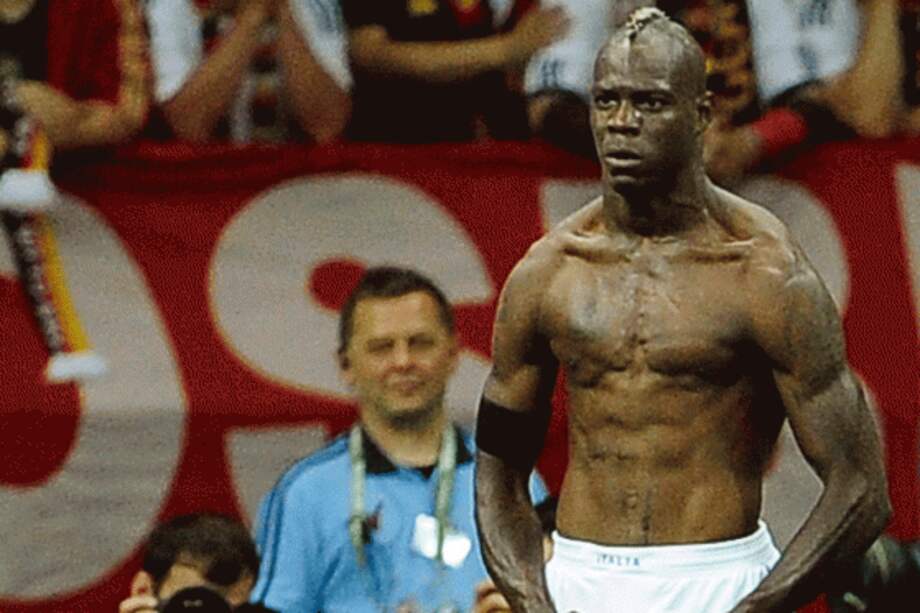 Mario Balotelli recibe insultos racistas en un entrenamiento con selección italiana