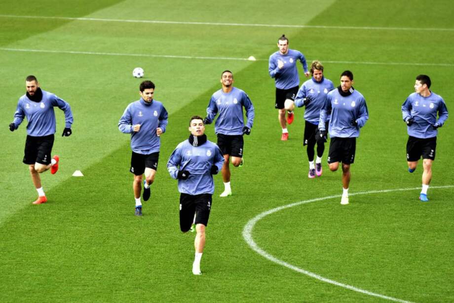 Entrenamiento de Real Madrid, con el colombiano James Rodríguez (d), previo al duelo de Champions ante Napoli. / AFP