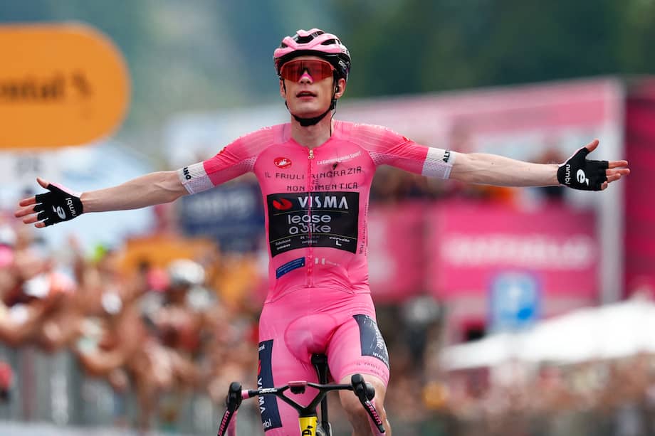 Jonas Vingegaard celebra su victoria en la vigésima etapa del Giro de Italia.