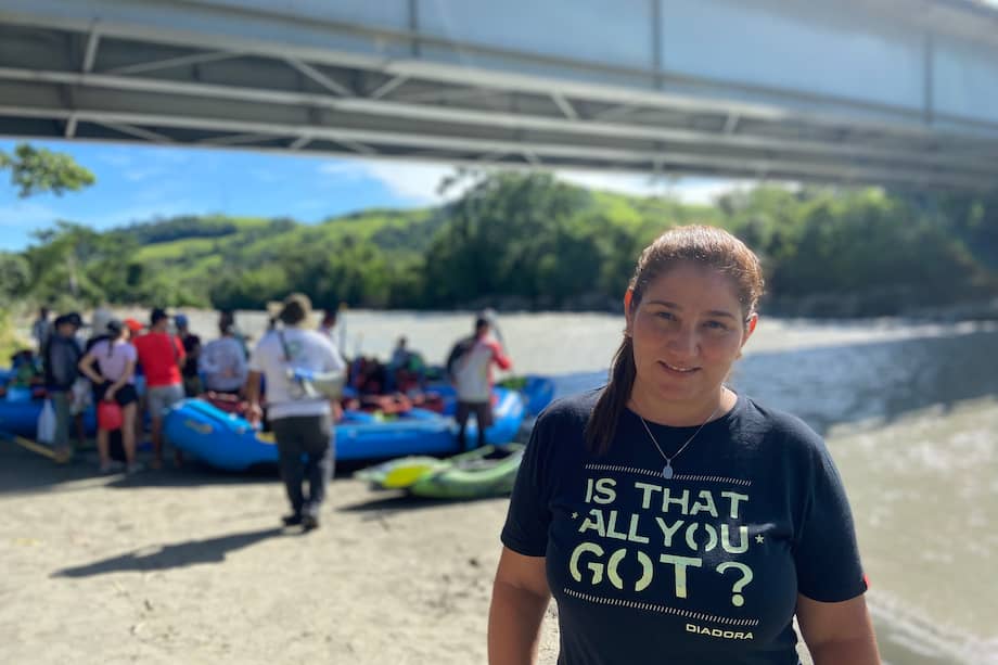 Helena Soler en el río Güejar (Mesetas) que atrae cientos de turistas de aventura y naturaleza.