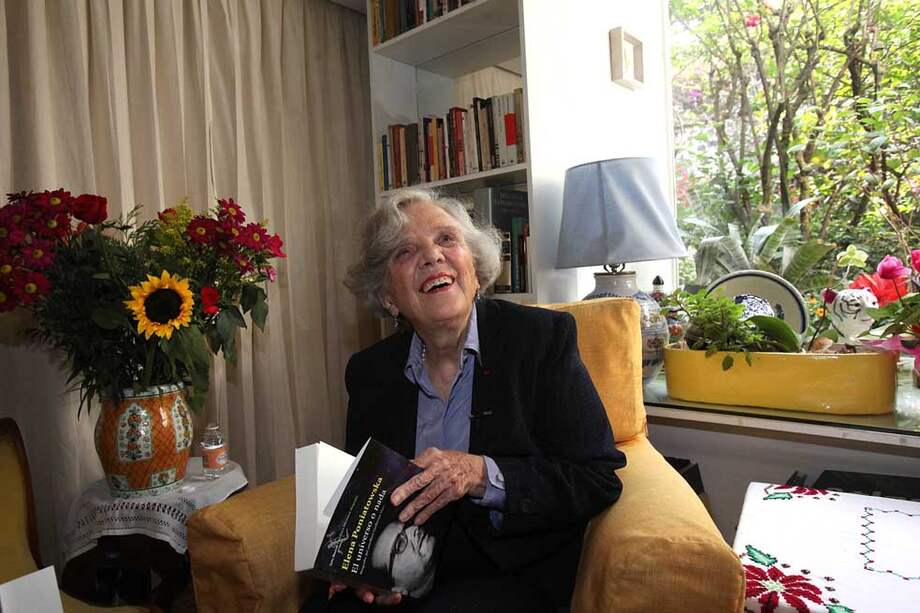 Elena Poniatowska en su casa en Ciudad de México.