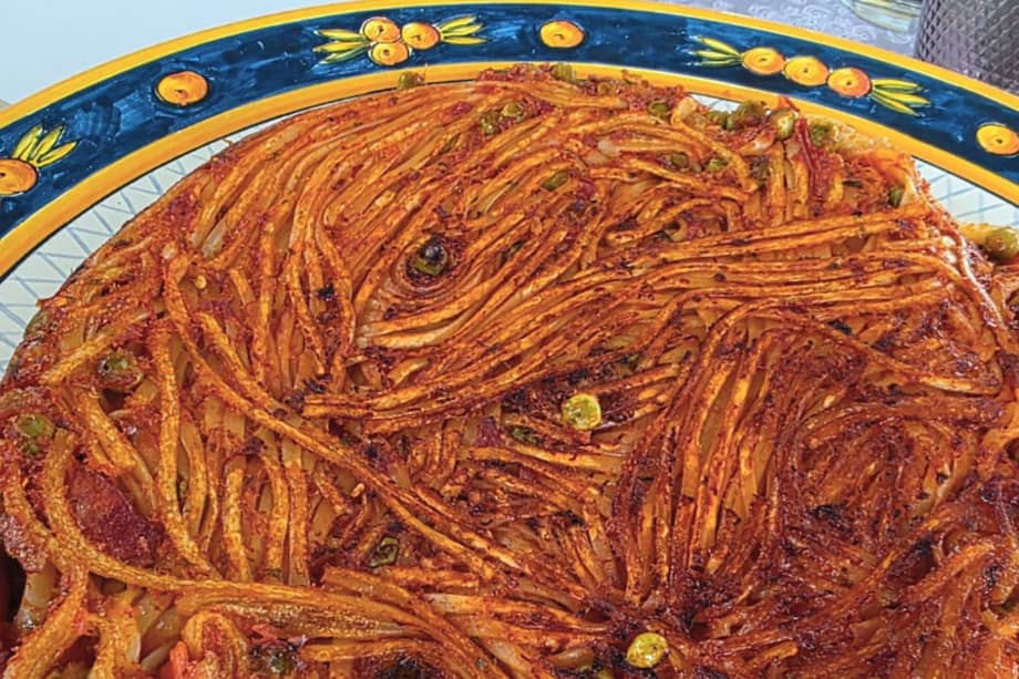 La pasta asesina (assassina) se cocina directamente en la sartén con salsa y caldo de tomate, logrando una irresistible costra dorada y crujiente.