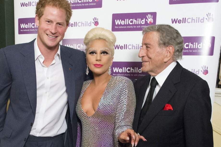Lady Gaga posa junto al príncipe Enrique y Tony Bennett. / AFP