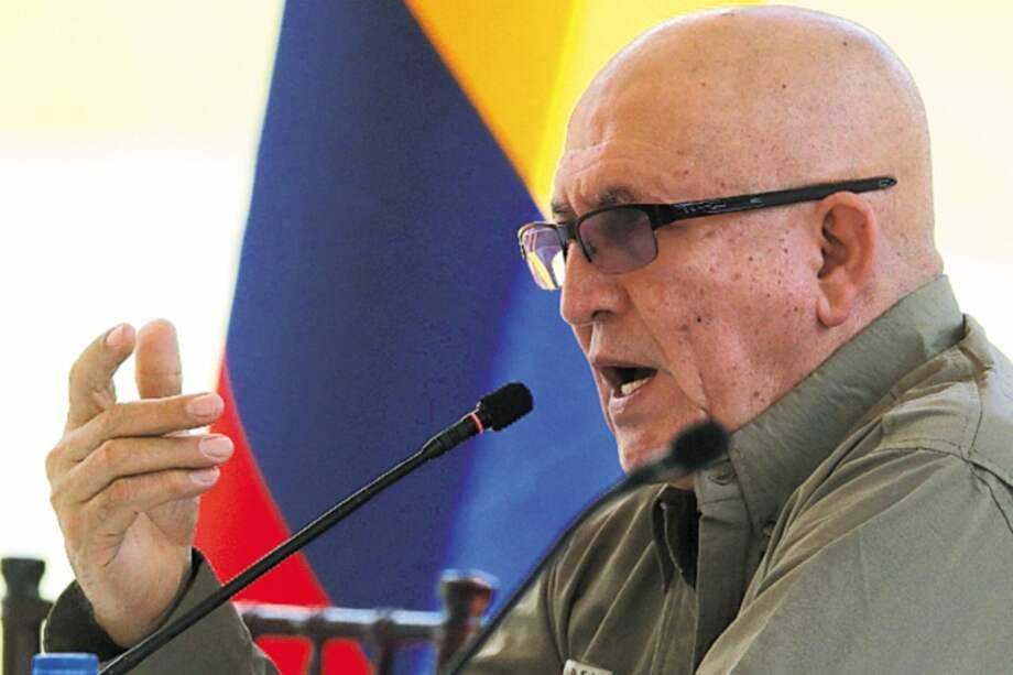 AME2111. CARACAS (VENEZUELA), 04/10/2022.- El vocero del ELN Antonio GarcÌa habla durante una reuniÛn con voceros del gobierno colombiano hoy, en Caracas (Venezuela). La guerrilla del EjÈrcito de LiberaciÛn Nacional (ELN) y el Gobierno de Colombia retomar·n las negociaciones de paz el prÛximo noviembre, seg?n un acuerdo firmado este martes por las partes en Venezuela, paÌs que actuar· como garante en los di·logos, junto a Cuba y Noruega. EFE/ Miguel GutiÈrrez