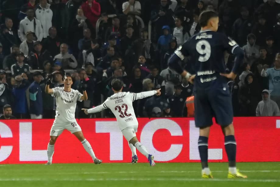 Kevin Serna celebra su gol en Argentina.