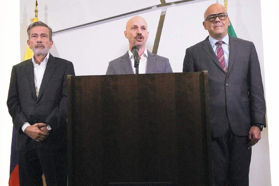 Foto tomada en 2021 que muestra al diplomático noruego Dag Nylander (centro) junto al delegado de la oposición venezolana Gerardo Blyde Pérez, a la izquierda, y el presidente de la Asamblea Nacional de Venezuela, Jorge Rodríguez. /AP