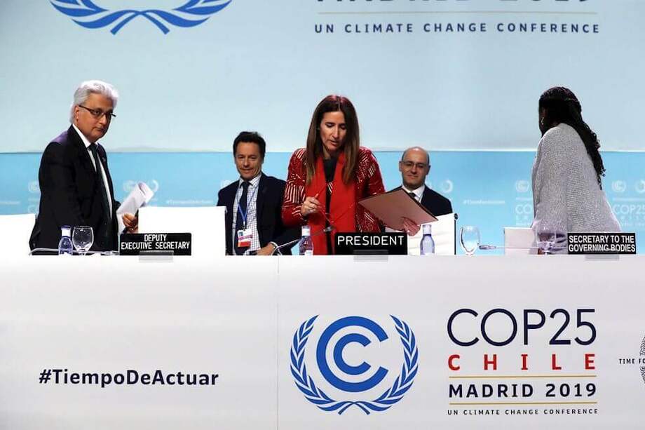 La presidenta de la COP25, Carolina Schmidt (c) durante la comparecencia final de la Cumbre del Clima de Madrid (COP25), celebrada hace tres meses en España.
/ EFE