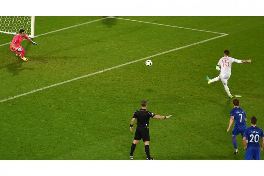Sergio Ramos cobra el lanzamiento desde los 11 metros. Danijel Subasic, adelantado tres pasos, se juega a la derecha. Foto: AFP