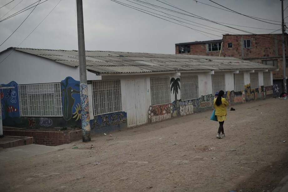 En este colegio de Soacha estudiaban los once muchachos que fueron abordados por presuntos reclutadores de una banda criminal. / Óscar Pérez